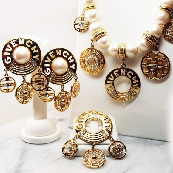 🎉 Host Pick ✨Vintage GIVENCHY LOGO Pearl Necklace - Picture 11 of 14